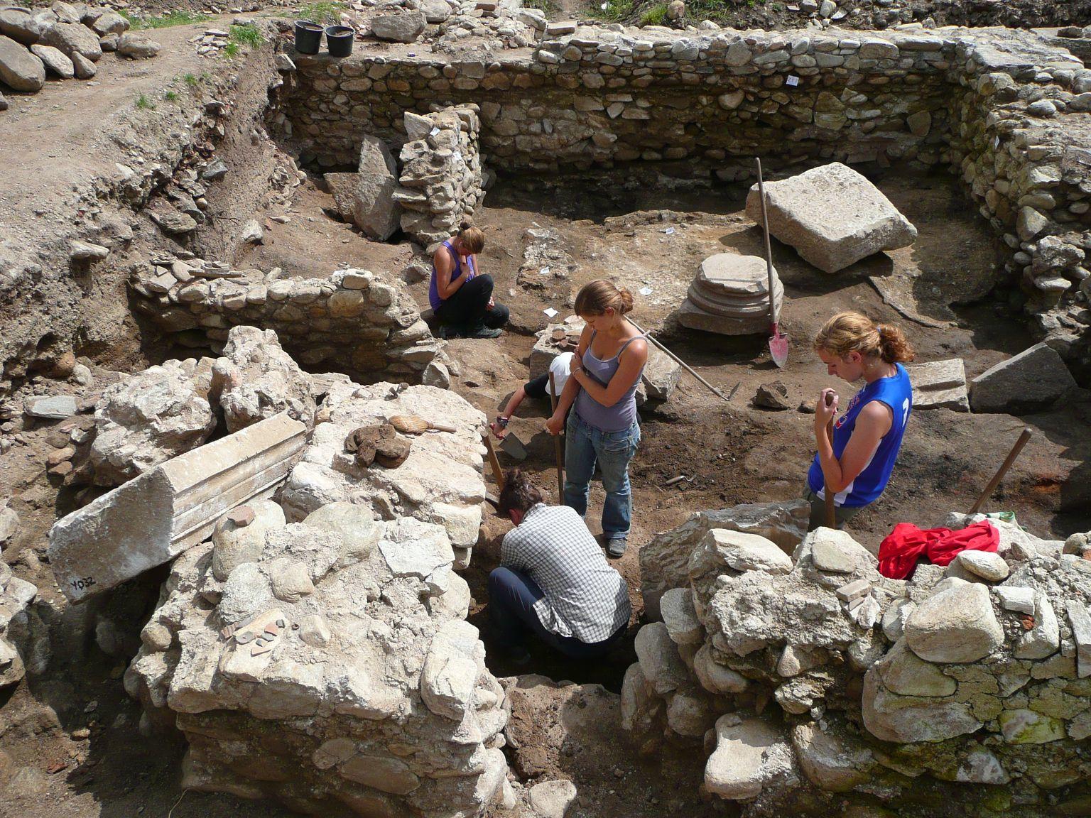 Projects Abroad volunteers conducting a dig at an excavation site during their volunteer archaeology work in Romania. Projects Abroad volunteers are pictured taking part in a dig at an excavation site whilst on their volunteer archaeology work in Romania.
